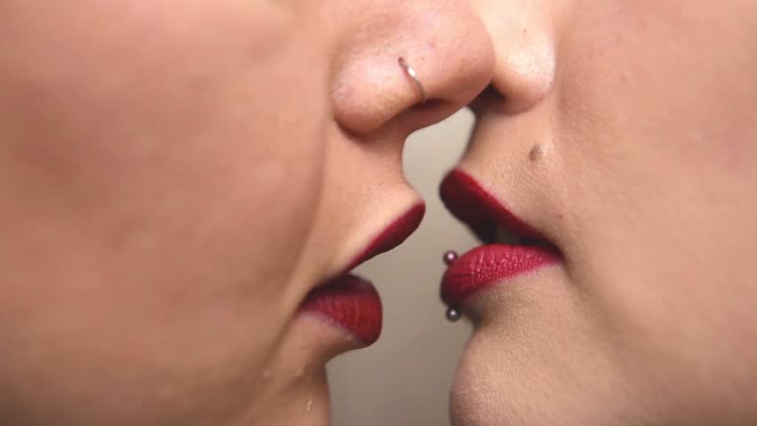 Büro lesben küssen lesben küssen videos