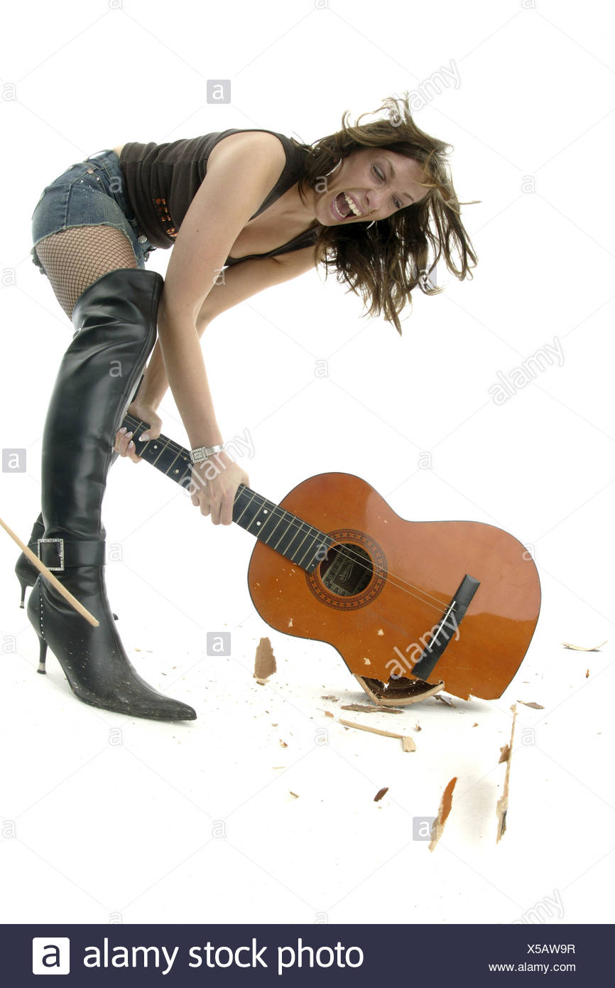 Gitarre unter high heels zerstört foto 2