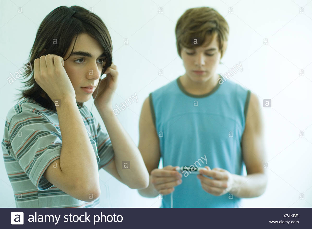 Teen boys in einem raum foto 4